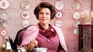 The Crown | Imelda Staunton, a Dolores de "Harry Potter", surge como Rainha Elizabeth II, veja