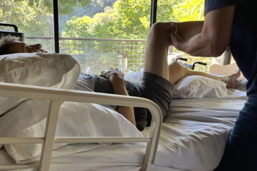 Jeremy Renner recebendo tratamentos fisioterapeuticos em casa