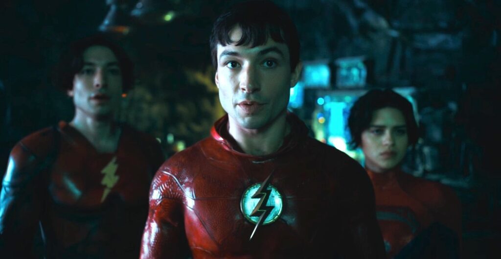 Ezra Miller e Sasha Cale em The Flash | Foto: Warner Bros Discovery