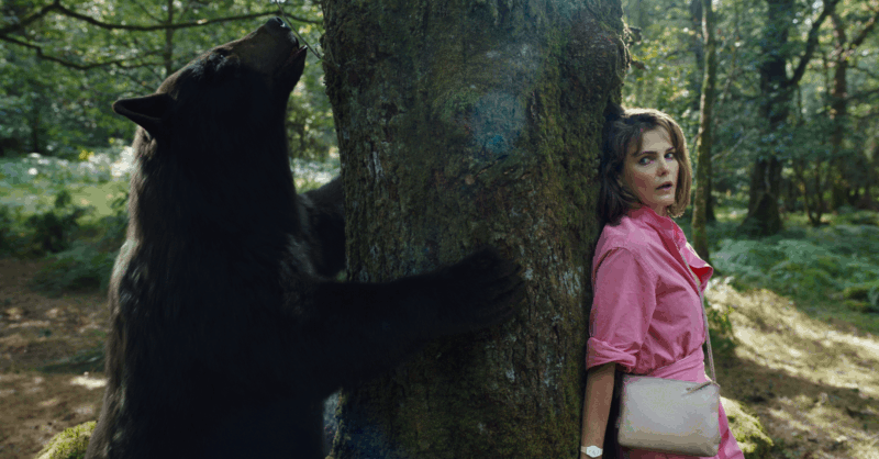 Urso do Pó Branco é dirigido pela diretora e atriz Elizabeth Banks e é o último trabalho do ator Ray Liotta, que faleceu em 26 de maio, do ano passado(2022).